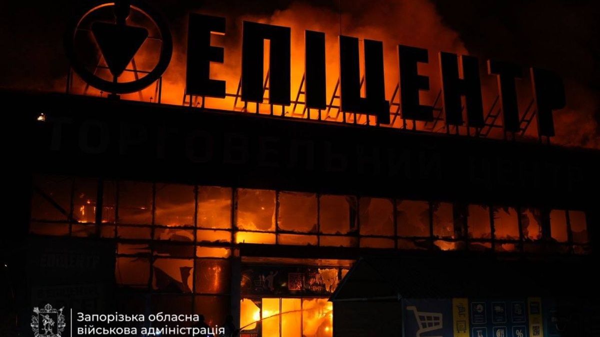 Через російський удар по Запоріжжю виникла масштабна пожежа в «Епіцентрі»
