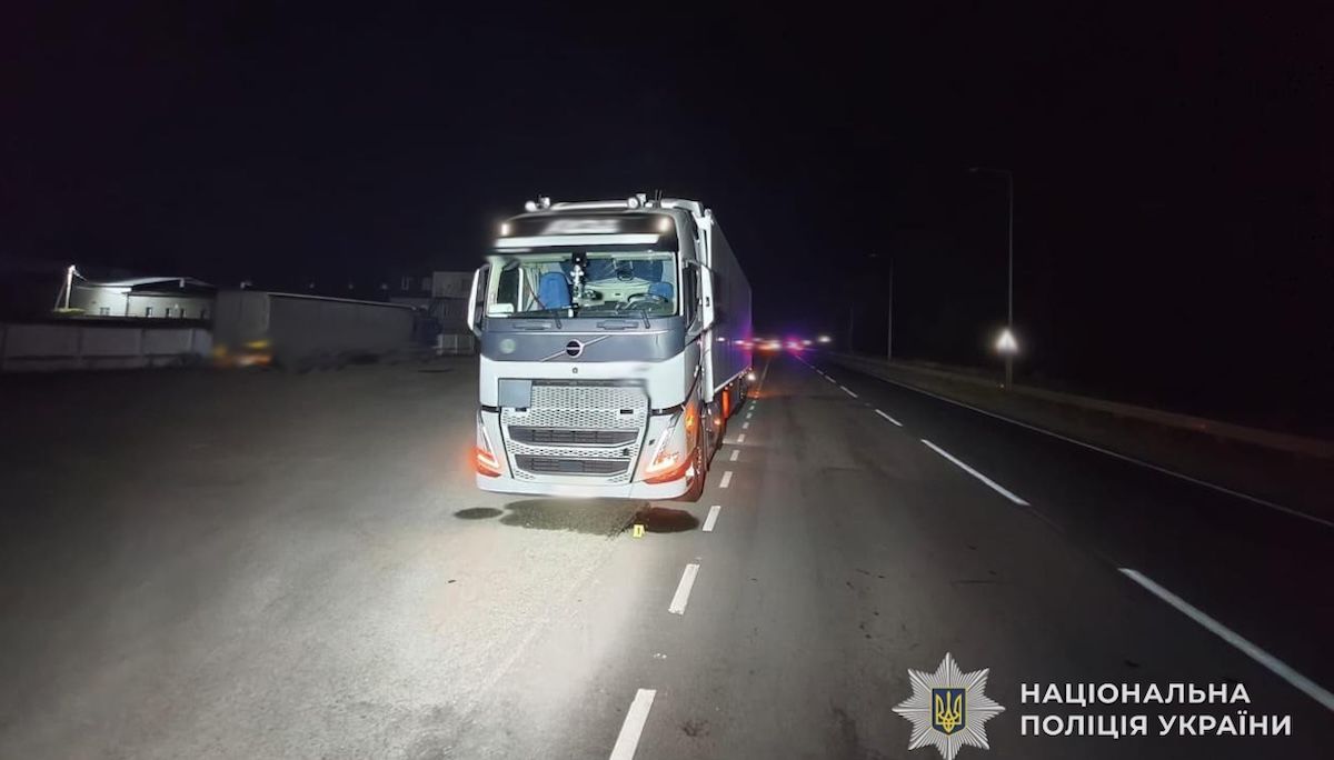 На трасі біля Стрия водій вантажівки на смерть збив 34-річного пішохода