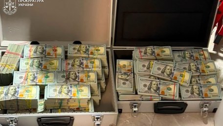 На Львівщині в організаторів шахрайських кол-центрів вилучили 2 млн доларів та елітні авто
