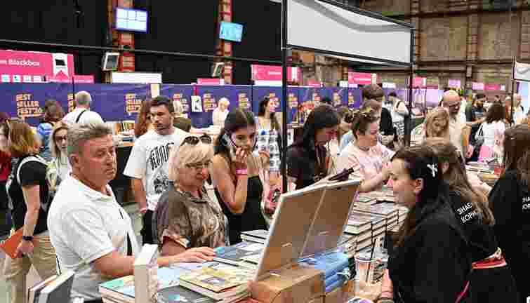BestsellerFest: обгорілі книжки та пів мільйона для «Азову» 