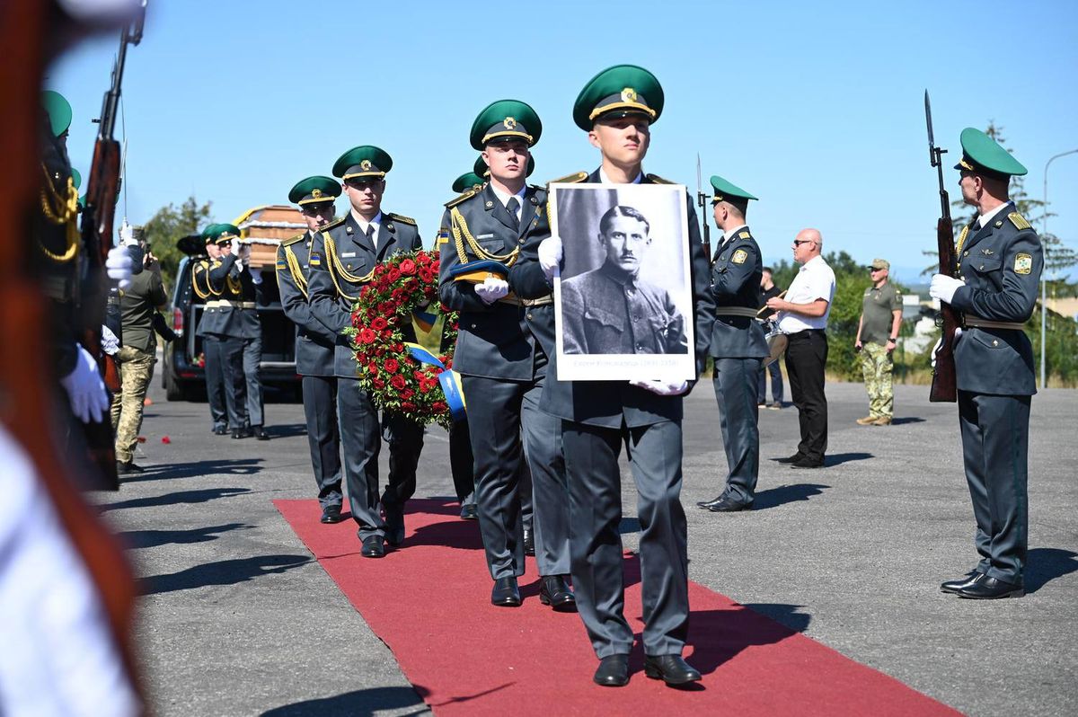 До України повернули останки першого голови ОУН Євгена Коновальця
