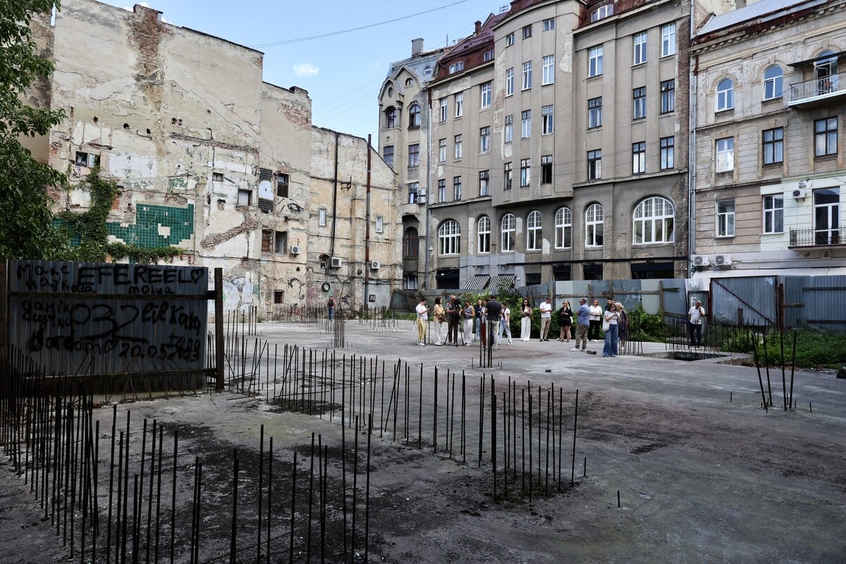 Перед облаштуванням площі на вул. Нижанківського обстежать наявні бетонні конструкції / Фото ЛМР