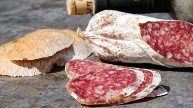 Ковбасу ріжуть під кутом не лише для краси: розкриваємо секрет