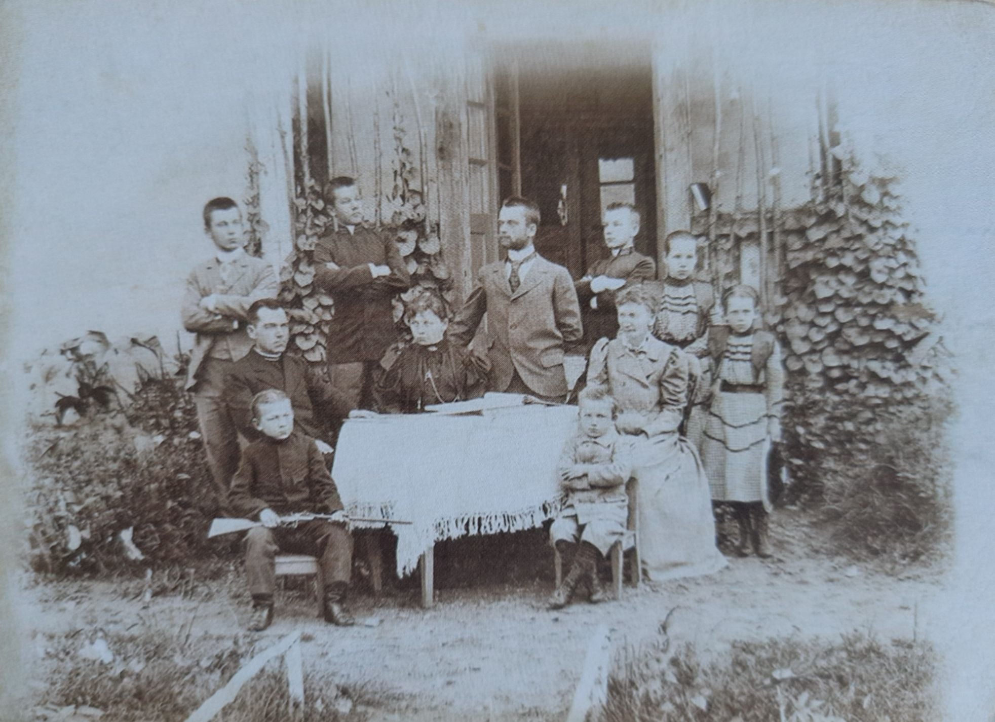Родина Боберських, де Іван був найстаршим з восьми дітей (фото 1898 р. з книжки Андрія Сови та Ярослава Тимчака)