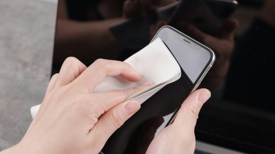 Ніколи не протирайте цим екран телефону: 5 найгірших варіантів