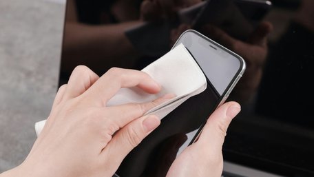 Ніколи не протирайте цим екран телефону: 5 найгірших варіантів