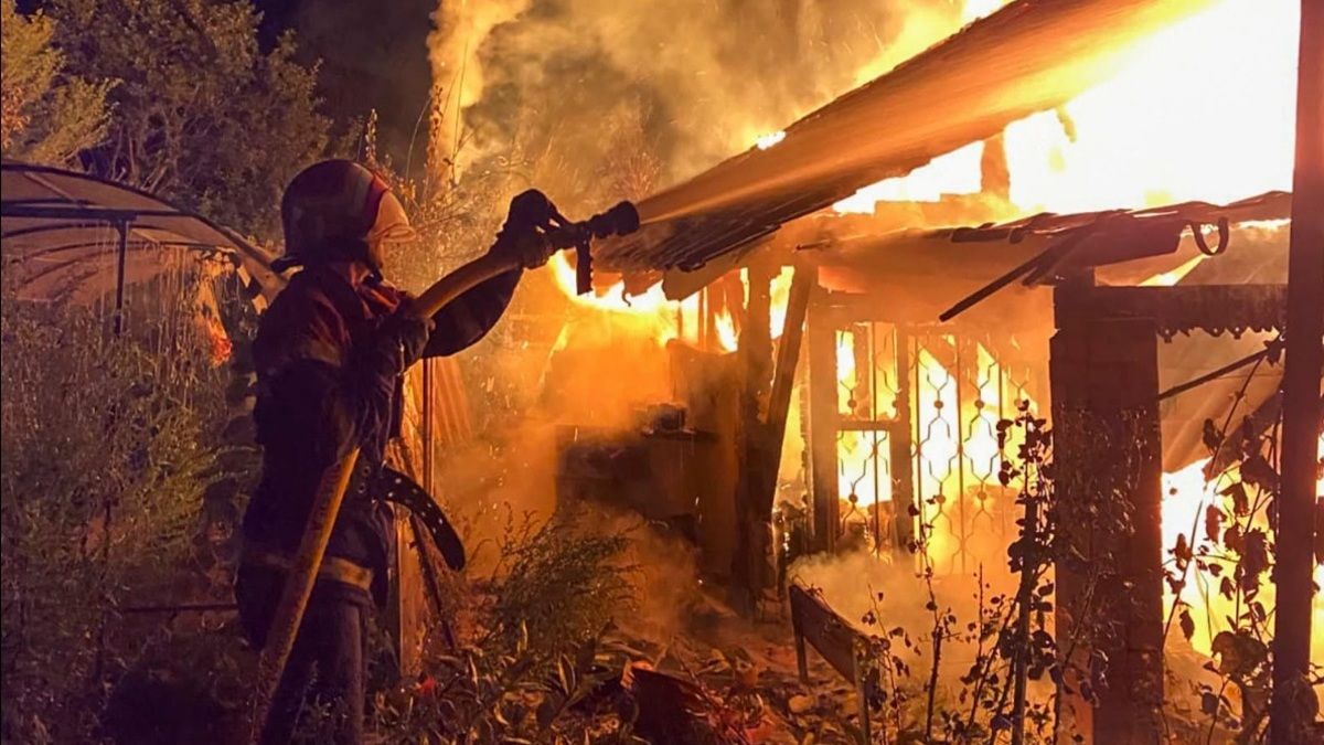Пожежу у Винниках на дачах гасили 11 рятувальників