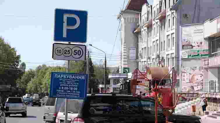 На шістьох локаціях у Чернівцях облаштують платні парковки