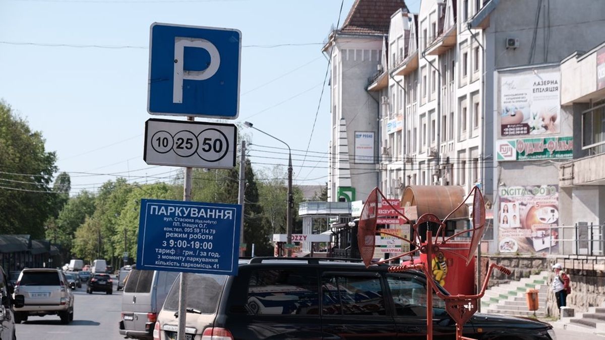 На шістьох локаціях у Чернівцях облаштують платні парковки