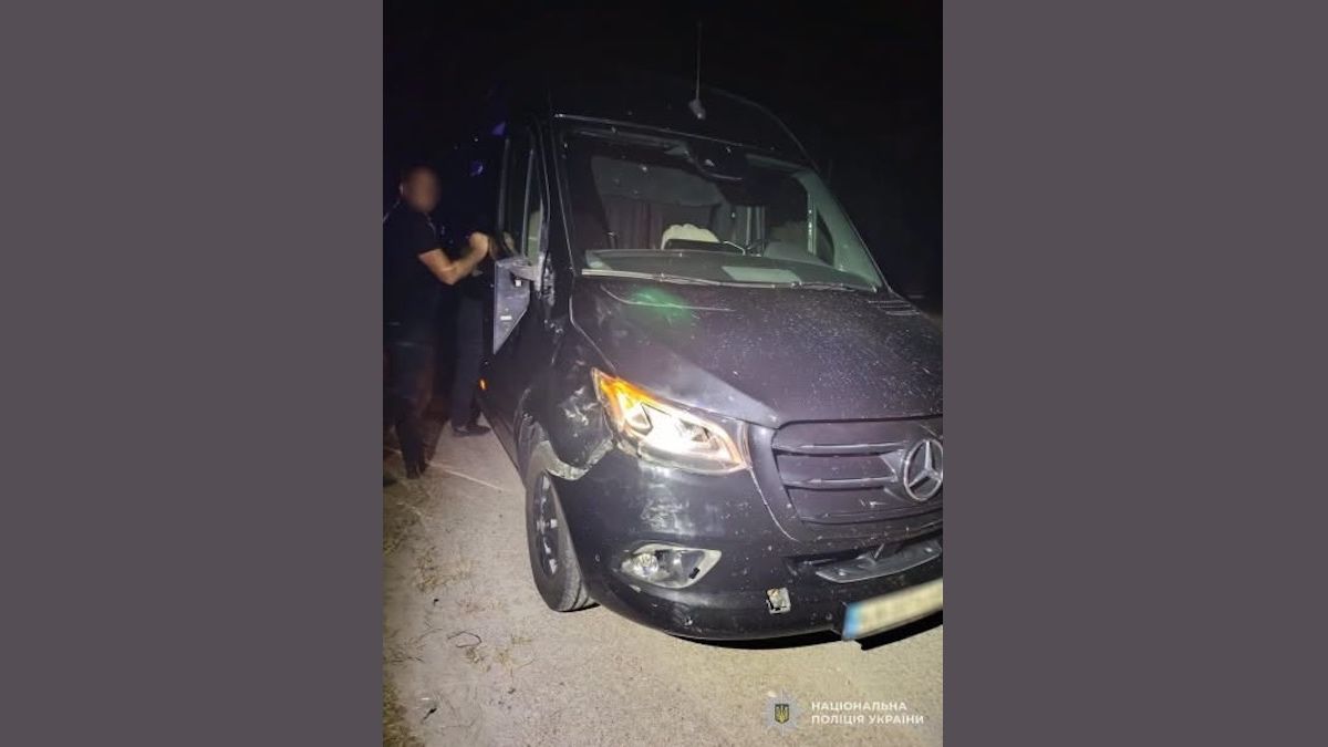 Біля Золочева водій мікроавтобуса на смерть збив 20-річного пішохода
