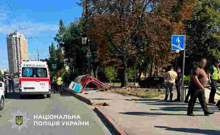 У Києві авто на швидкості вʼїхало в маршрутку та зупинку, є загиблі