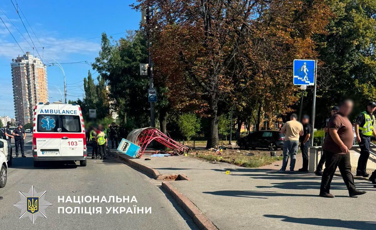 У Києві авто на швидкості вʼїхало в маршрутку та зупинку, є загиблі