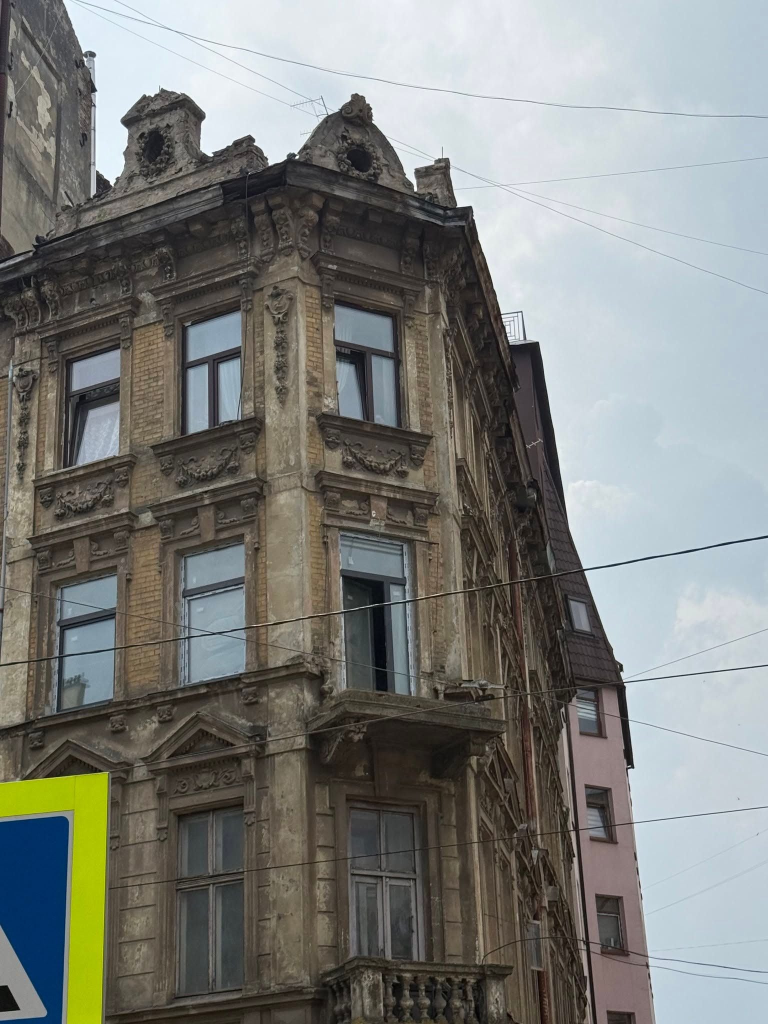 У квартирі на третьому поверсі демонтували балюстраду балкону (фото ЛМР)