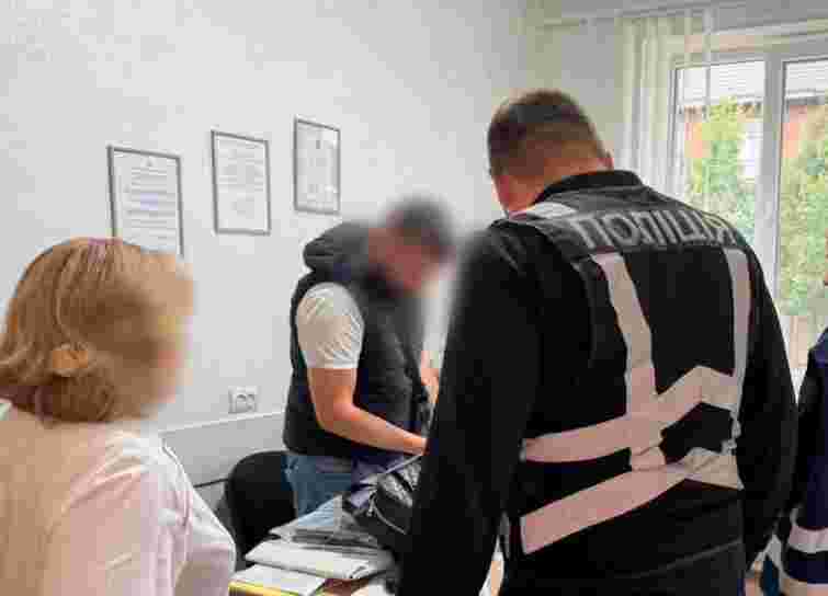 На Закарпатті голову лікарської комісії затримали на хабарі у $1000 за оформлення відстрочки