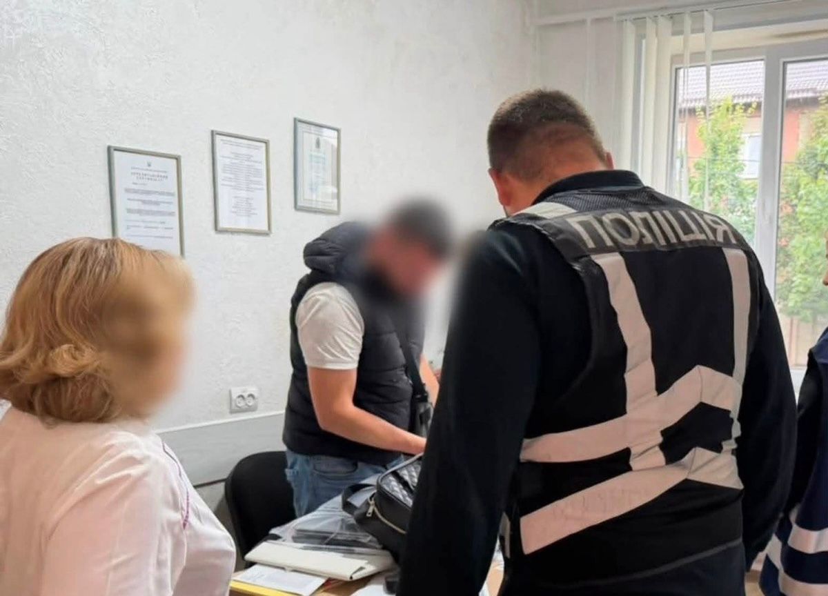 На Закарпатті голову лікарської комісії затримали на хабарі у $1000 за оформлення відстрочки