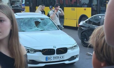 Водії двох BMW на швидкості збили батька з 8-річною донькою на переході у Львові