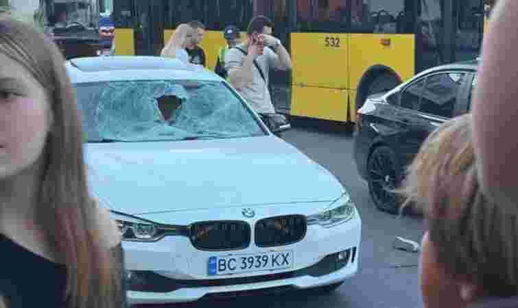 Водії двох BMW на швидкості збили батька з 12-річним сином на переході у Львові