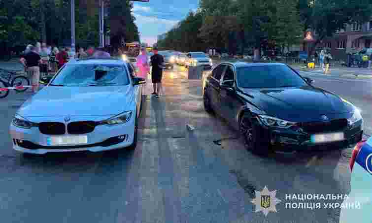 Слідство оприлюднило відео наїзду двох BMW на батька з дитиною у Львові
