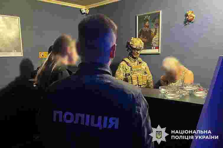 Пенсіонерка з Хмельниччини організувала підпільне казино в підвалі житлового будинку
