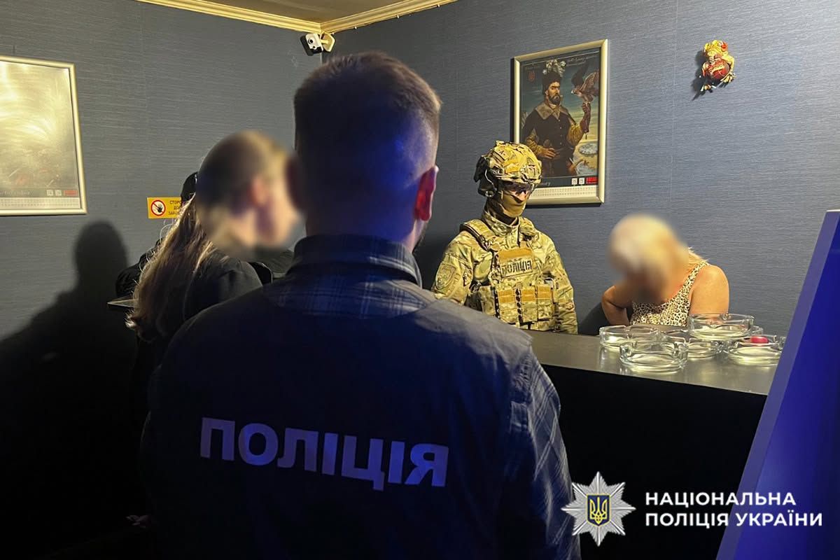 Пенсіонерка з Хмельниччини організувала підпільне казино в підвалі житлового будинку