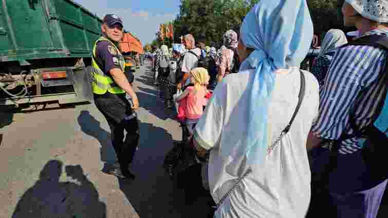 Поліція супроводжує кілька тисяч учасників хресної ходи УПЦ МП до Почаєва