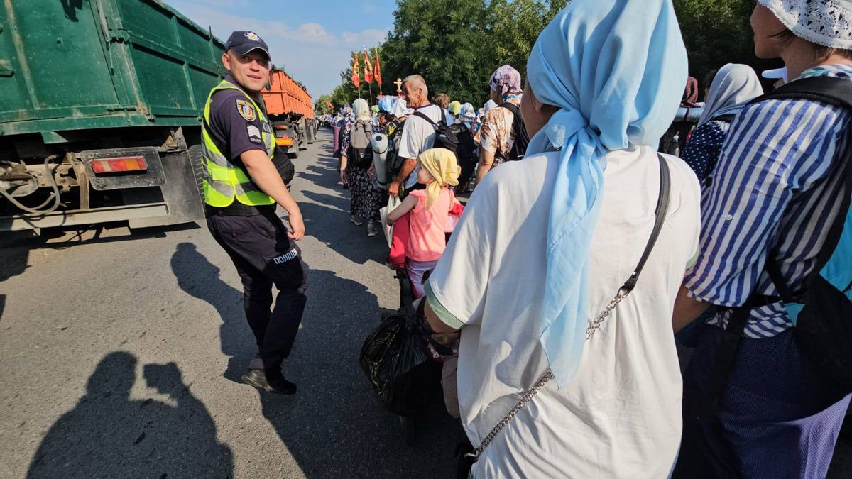 Поліція супроводжує кілька тисяч учасників хресної ходи УПЦ МП до Почаєва