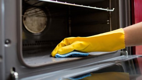 Жир і нагар більше не проблема: простий спосіб очищення духовки в домашніх умовах