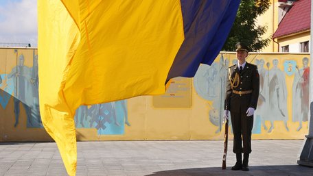 Діти захисників підняли синьо-жовтий прапор у Львові. Фото дня
