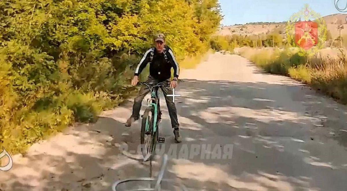 Російські військові оприлюднили відео удару по велосипедисту на Донеччині 