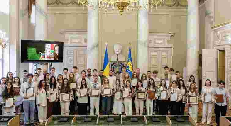 52 випускники Львівщини із найвищими балами НМТ отримали грошові премії