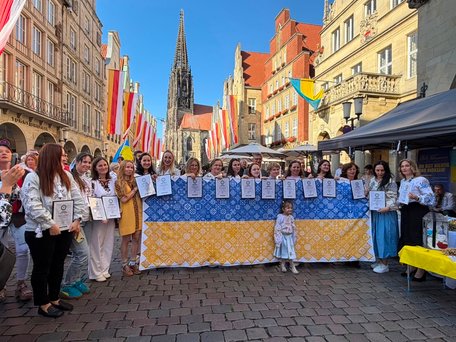 Українки в Німеччині вишили рушник до Дня Незалежності та встановили рекорд. Відео дня