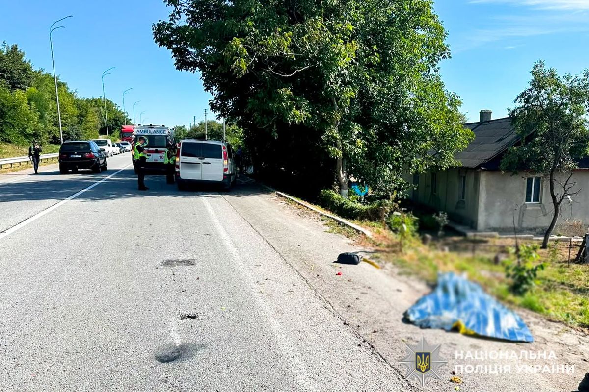 На Рівненщині бус на смерть збив пенсіонерку, яка йшла узбіччям 