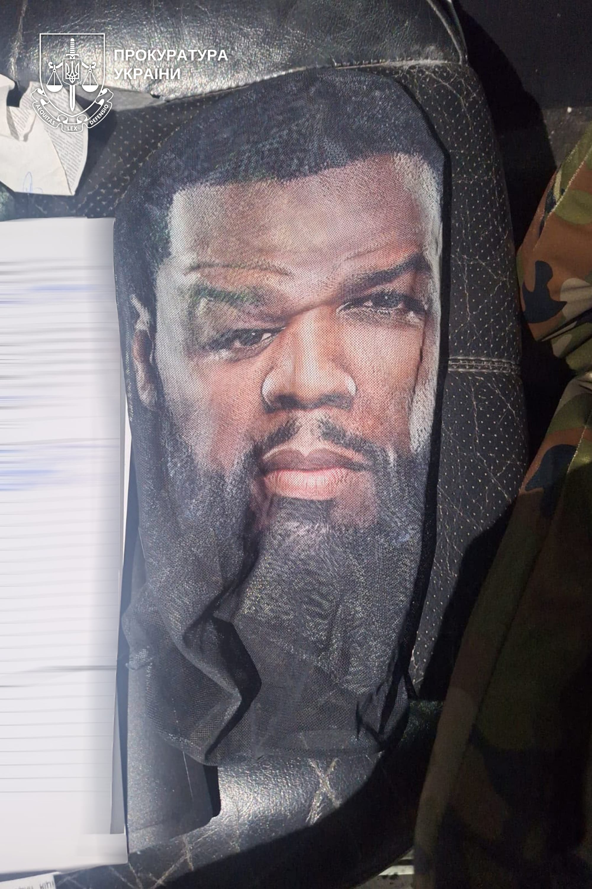 Для маскування адвокат одягнув маску 50 Cent