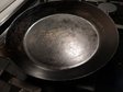 Чавунна сковорода буде як нова: нагар легко приберуть два прості засоби