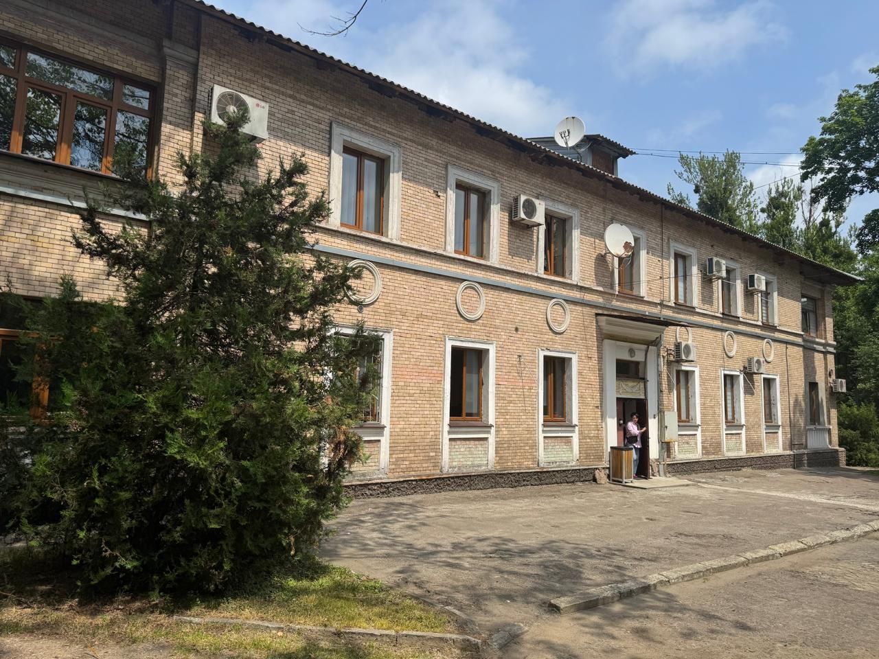 Будівля й ділянка, де запланована житлова забудова (фото ЛМР)