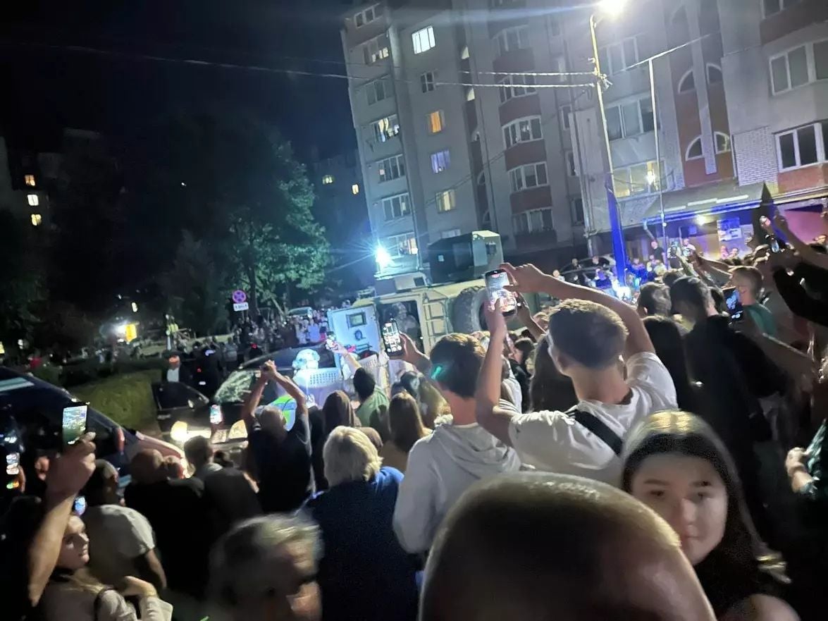 На оприлюднених очевидцями фото видно кілька десятків людей, які зібралися біля службового авто працівників ТЦК під час конфлікту в Тернополі. Фото 20 хвилин