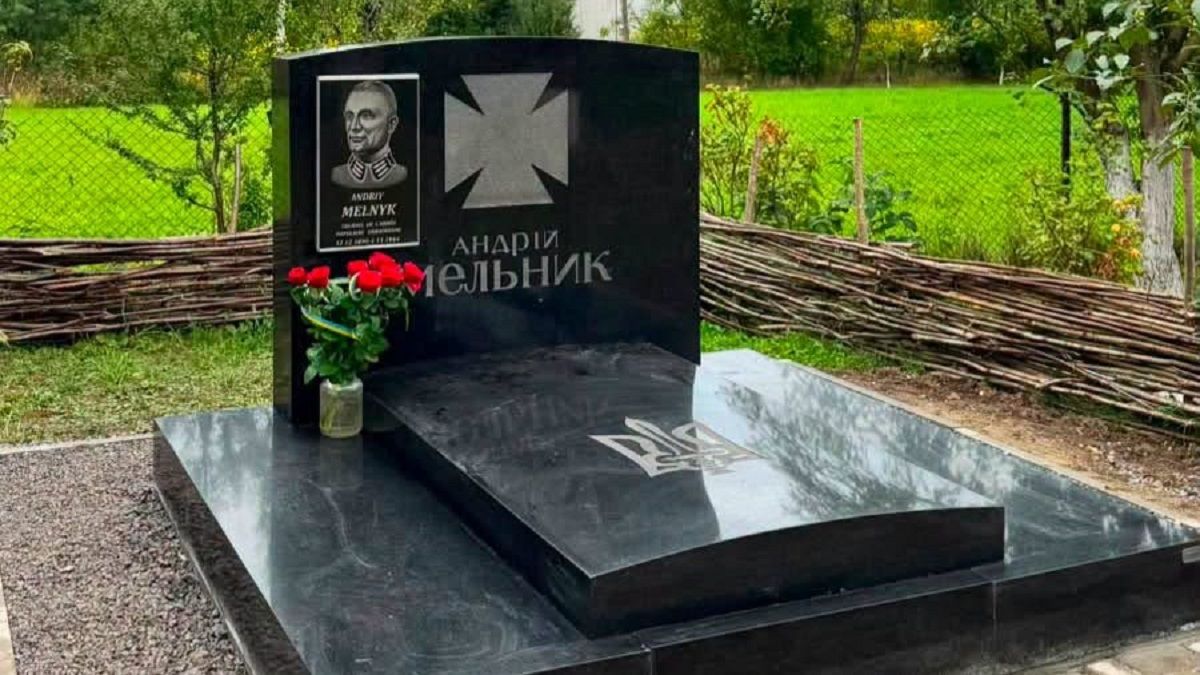 На Львівщину доставили надгробок з люксембурзької могили Андрія Мельника