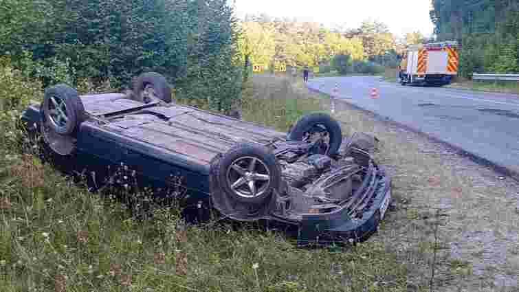 На Львівщині перекинувся автомобіль: загинув 26-річний пасажир, водій у лікарні