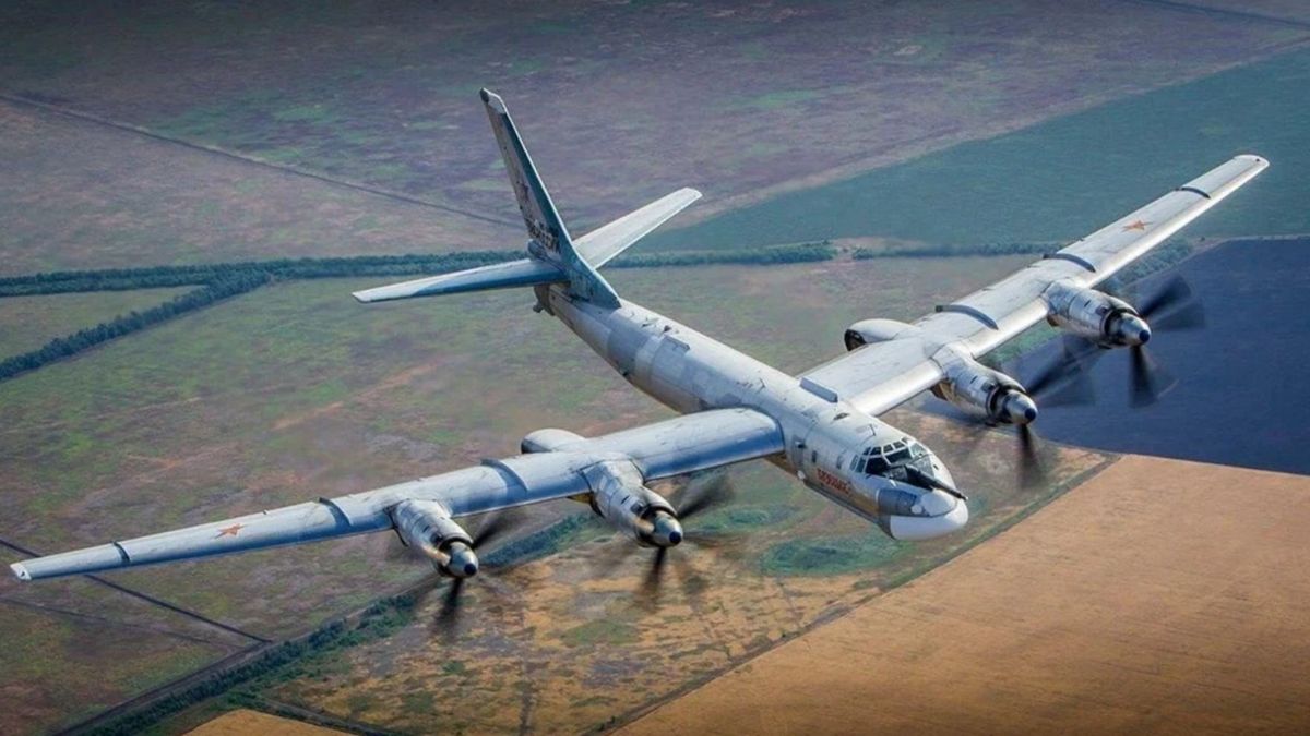 СБУ уразила російський бомбардувальник Ту-95МС на аеродромі «Енгельс»