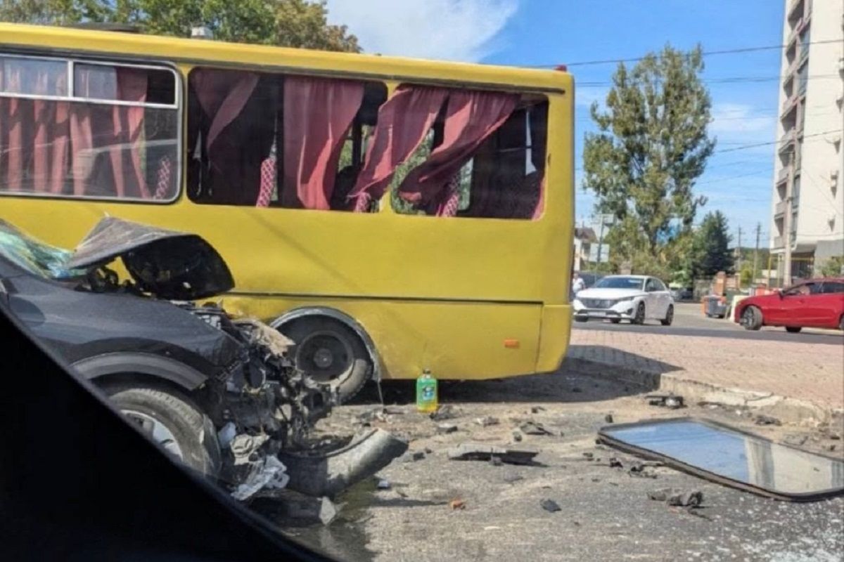 10 людей постраждали в ДТП службового автобуса та легковика у Львові