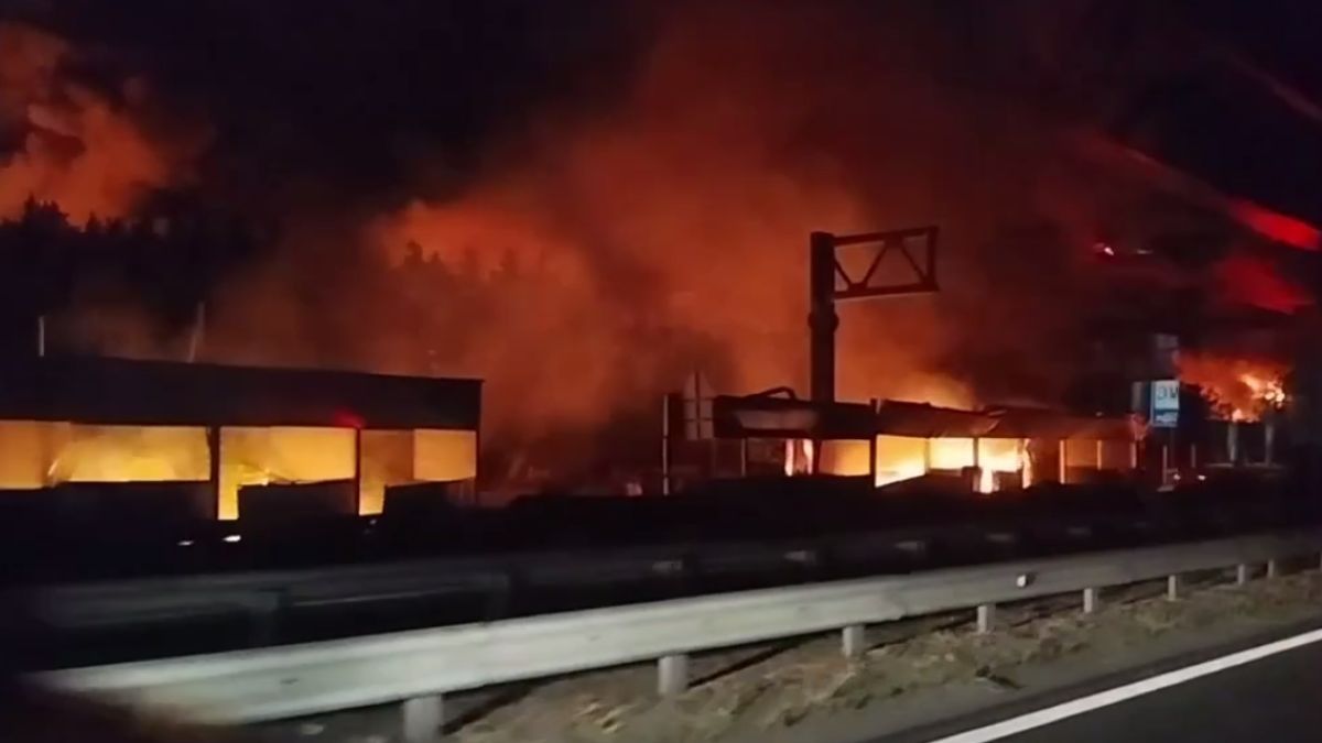 На Київщині через масштабну пожежу повністю перекрили частину Житомирської траси