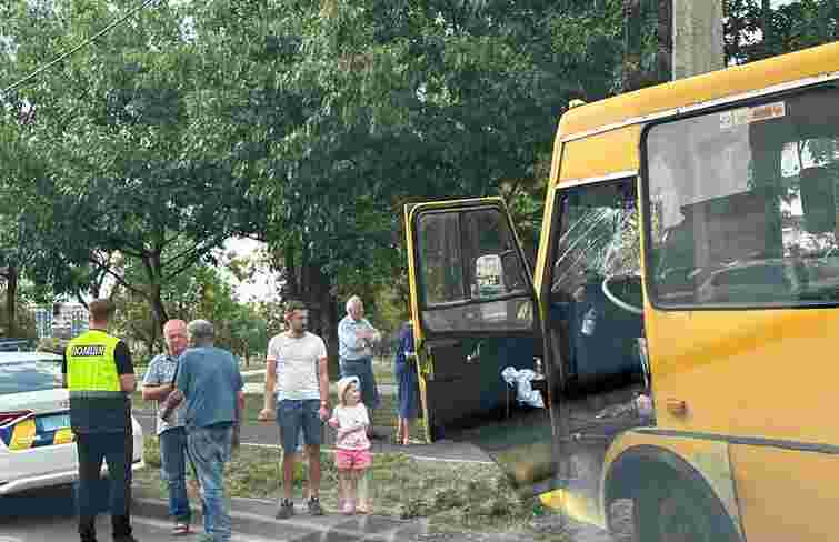 На Сихові у Львові маршрутка в’їхала в електроопору, троє постраждалих