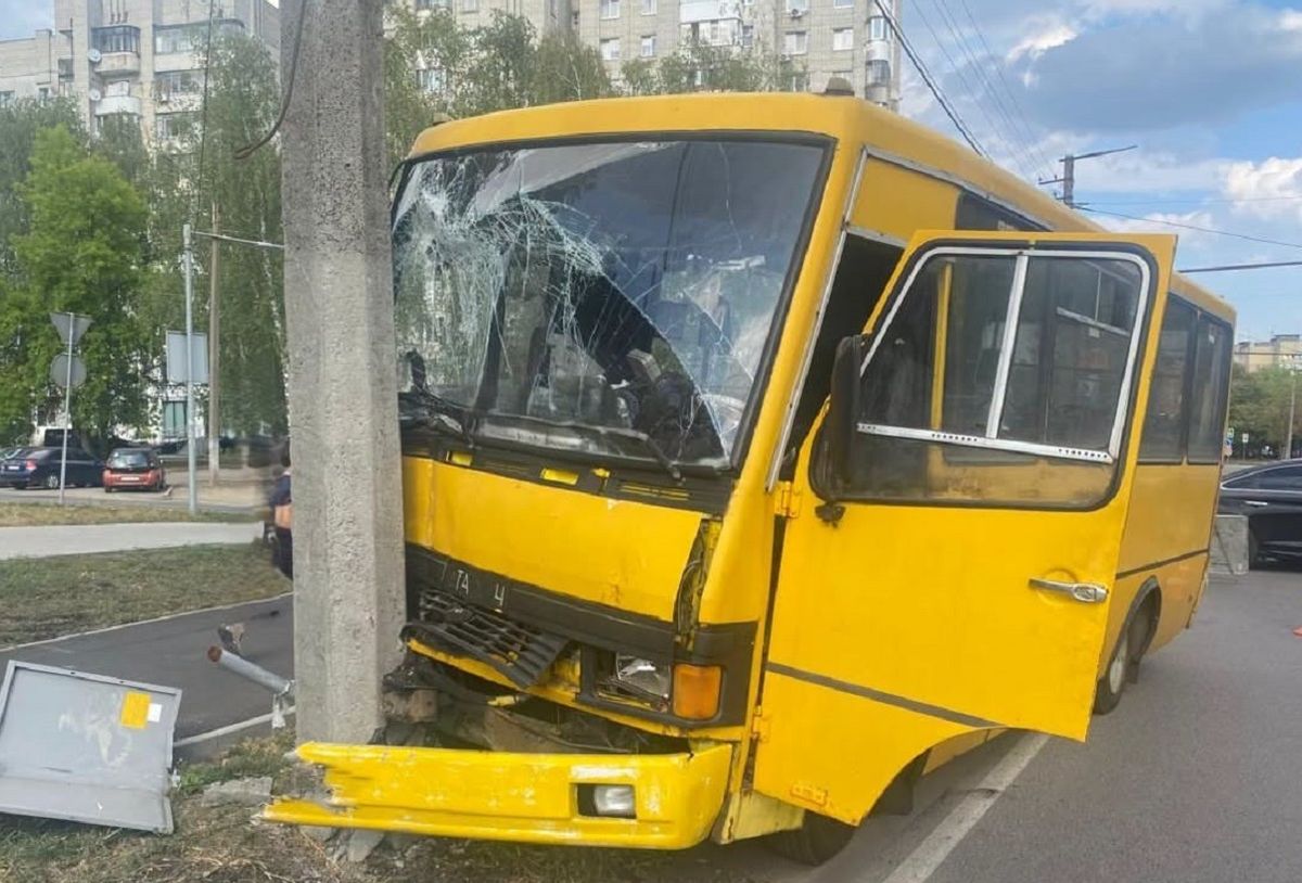 На Сихові у Львові маршрутка в’їхала в електроопору, троє постраждалих