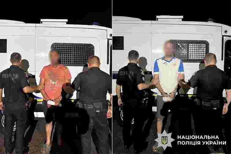 На Хмельниччині двоє чоловіків спровокували ДТП, щоб пограбувати підлітка з матірʼю
