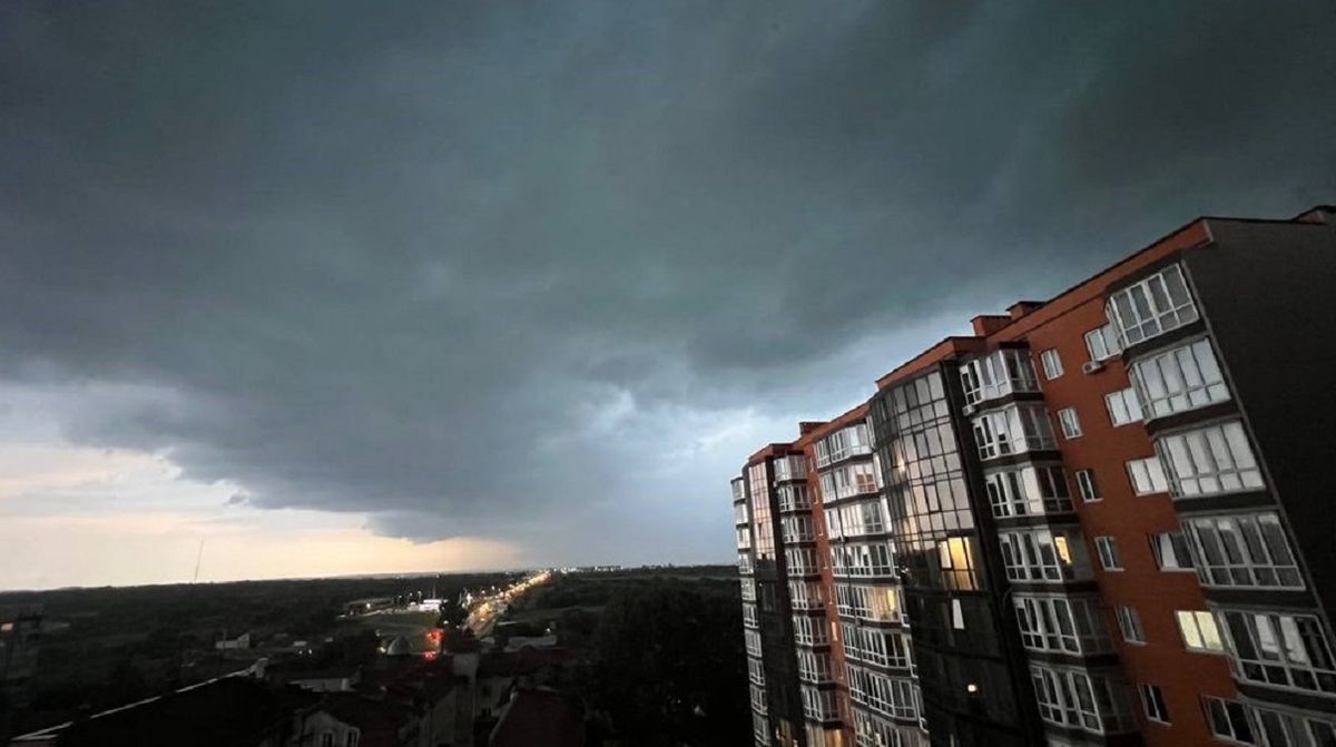 Львівські синоптики оголосили штормове попередження через шквали і грози
