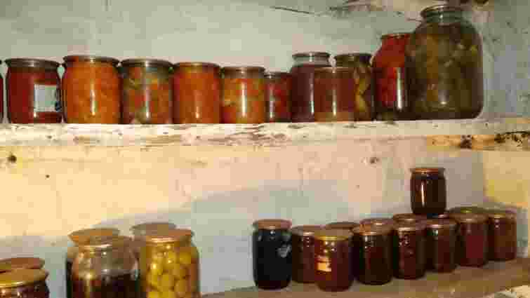 Облаштовуємо льох правильно: як зберегти продукти без світла