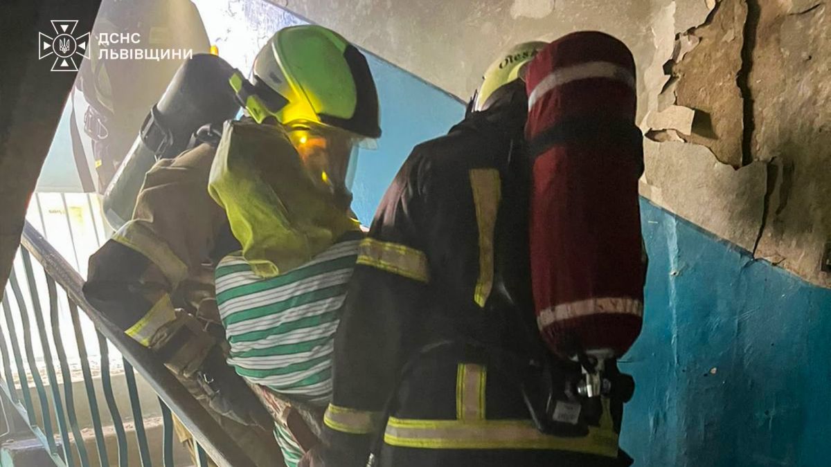 Через пожежу у львівській квартирі рятувальники евакуювали мешканців сусідніх помешкань