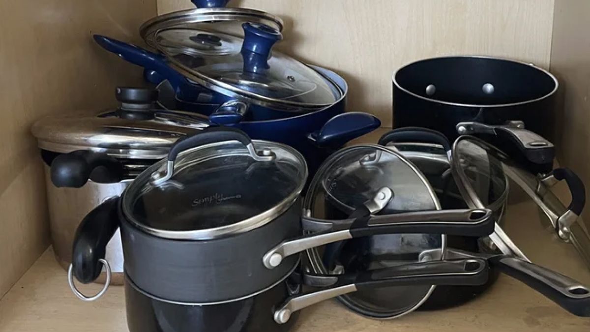 Безлад у кухонній шафі лишиться в минулому: як зберігати кришки без органайзерів