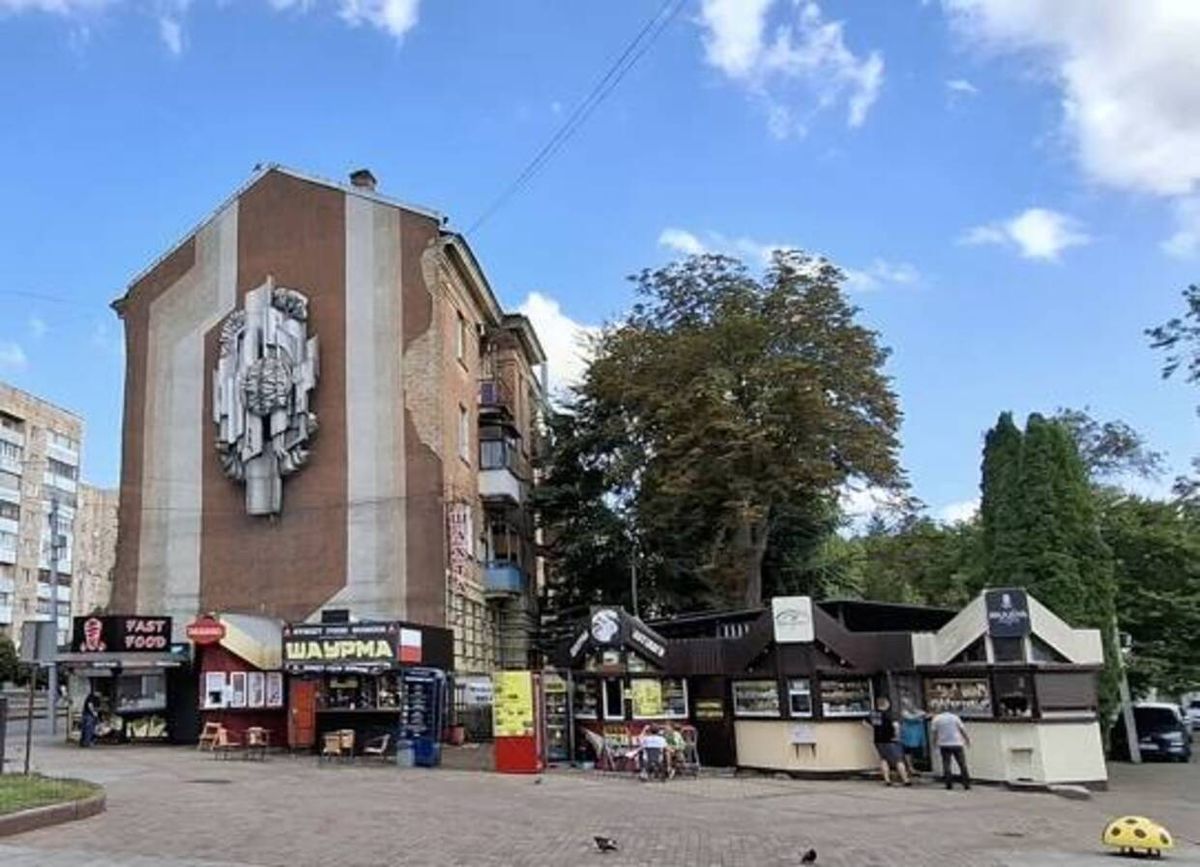Суд дозволив демонтувати два кіоски біля ЦУМу в центрі Рівного