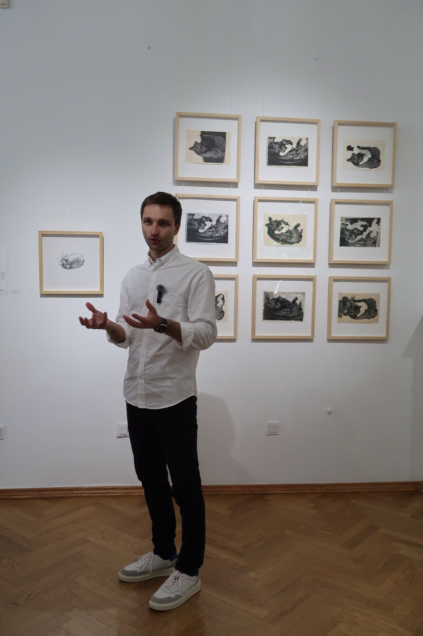 Куратор виставки Василь Одрехівський на відкритті проєкту (фото Дім Франка)